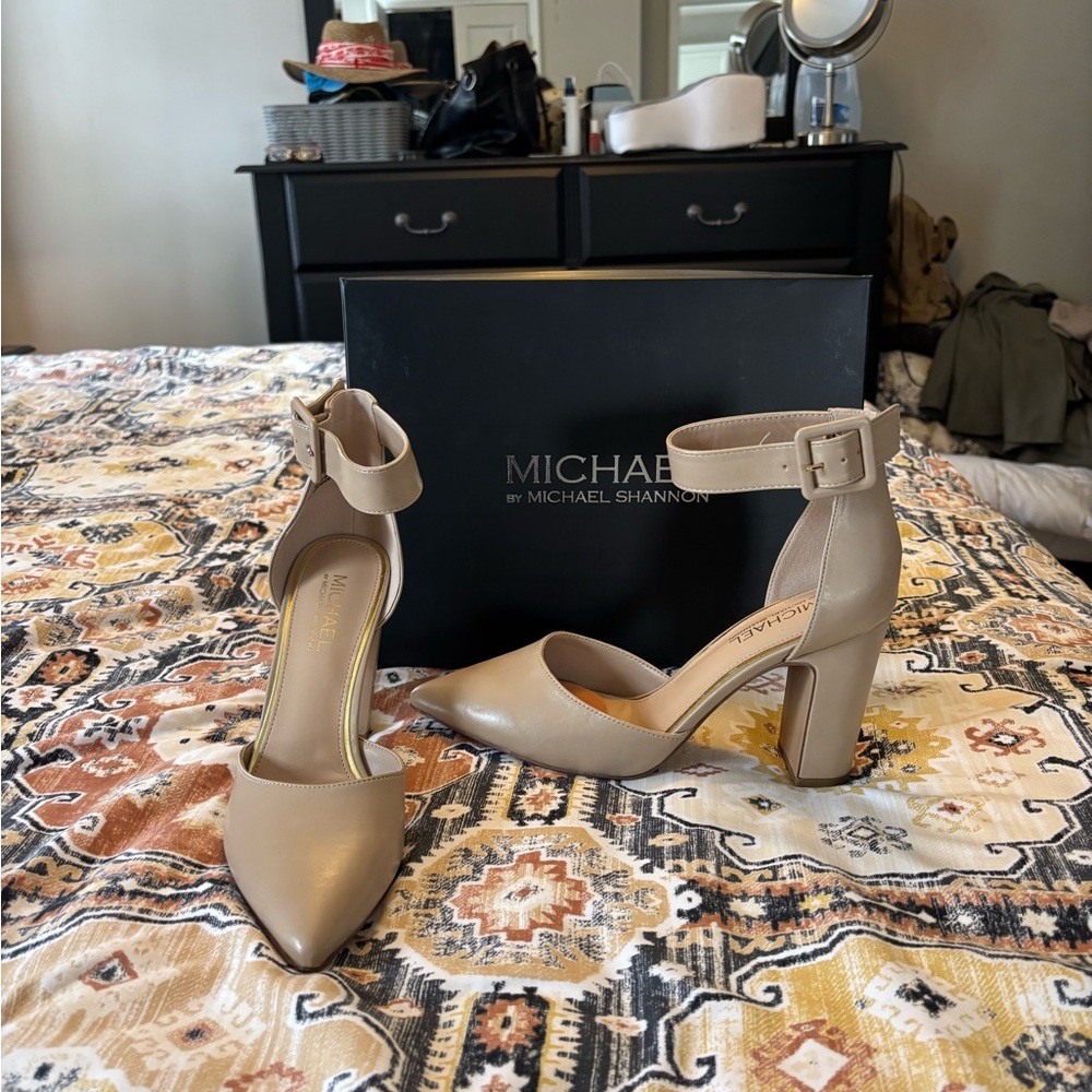 Michael Shannon Nude / Tan Ankle Strap Block Heel Mint Condition sz 10